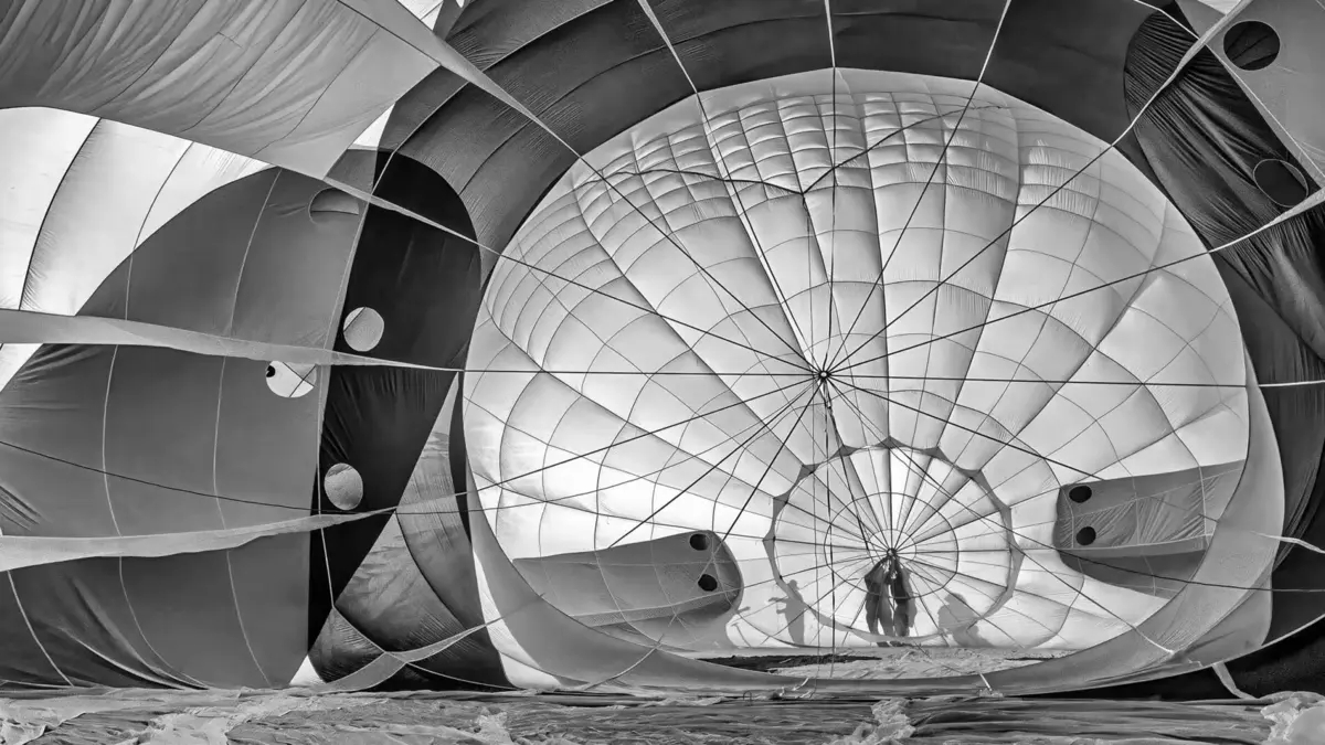 Interno di una mongolfiera in fase di gonfiaggio con figure umane: metafora visiva della scalabilità dell'innovazione