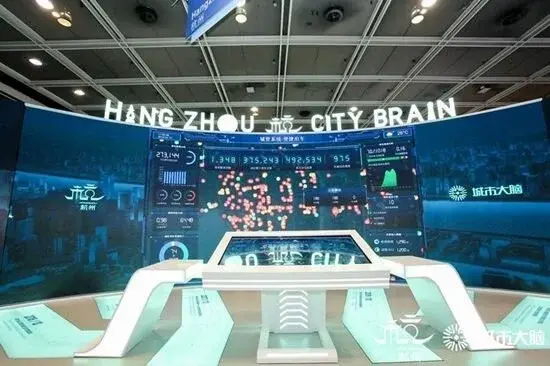 Centro espositivo del City Brain di Hangzhou con dashboard di dati urbani in tempo reale su grande schermo curvo