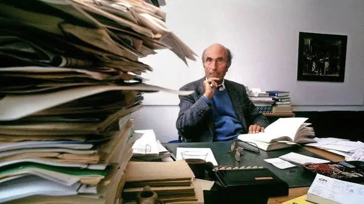 Niklas Luhmann al suo desk con il suo Zettelkasten
