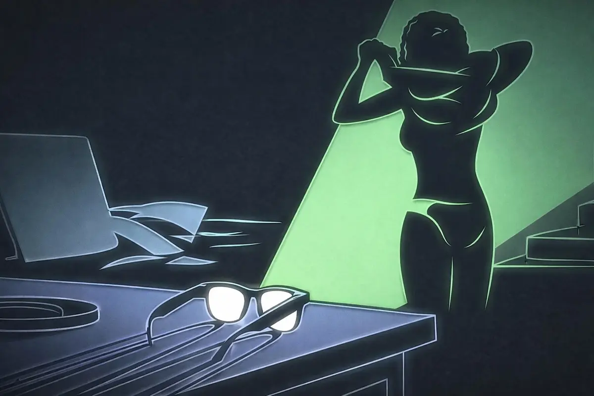 Silhouette di donna spiata attraverso occhiali smart su scrivania, luce verde evoca sorveglianza digitale nascosta