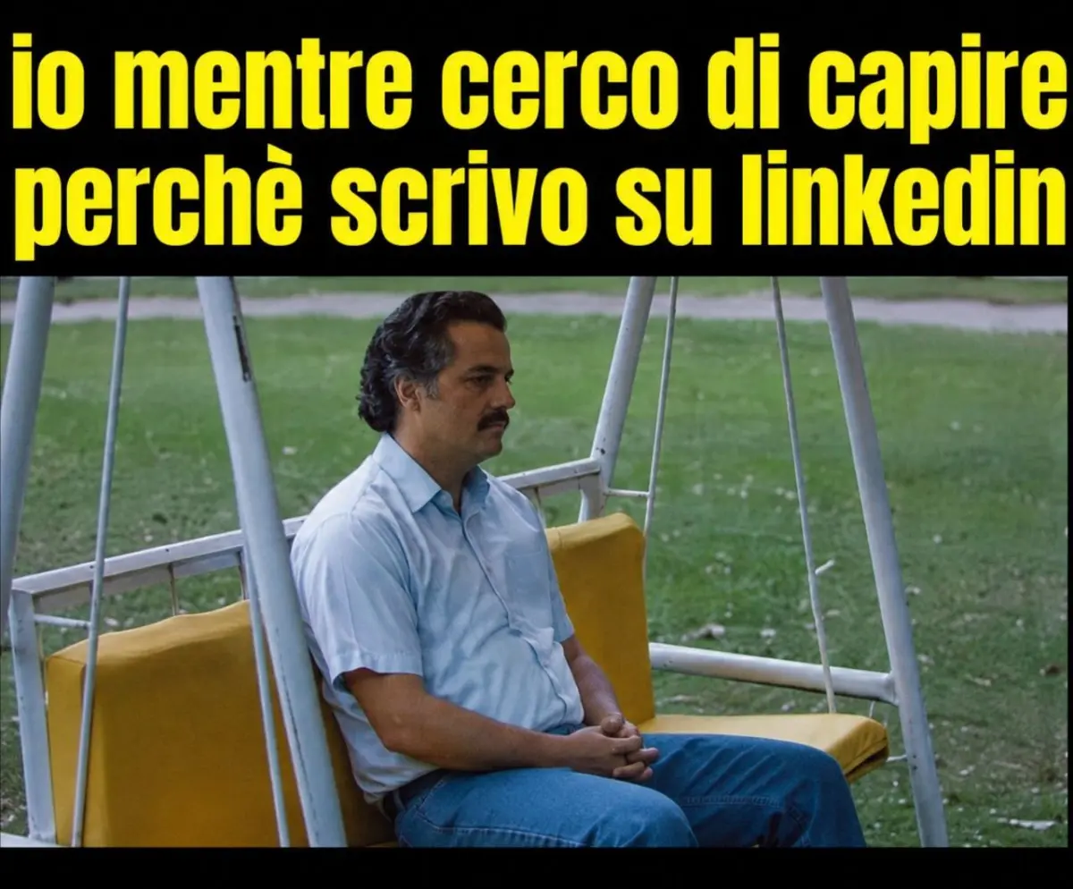 Persona pensierosa seduta in autobus: 'io mentre cerco di capire perché scrivo su linkedin'