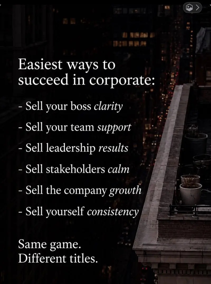 Manager davanti a specchio che riflette diverse versioni di sé, simboleggiando le multiple narrative vendute nel mondo del lavoro