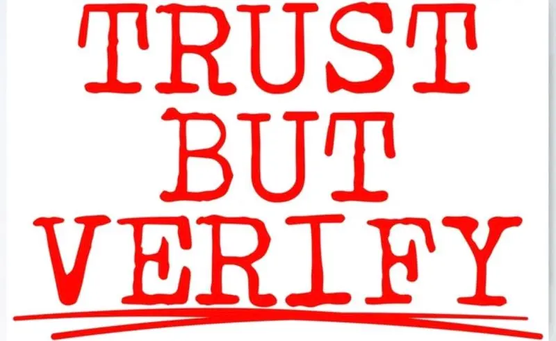 Grafica rossa con la scritta 'TRUST BUT VERIFY' - il principio che molte aziende stanno dimenticando nell'era dell'accelerazione AI